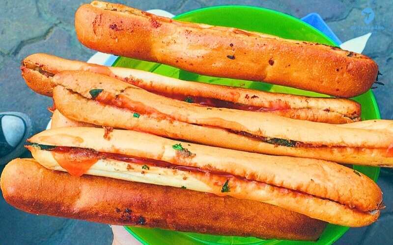 Bánh mì que Bà Già - Hương Vị Truyền Thống