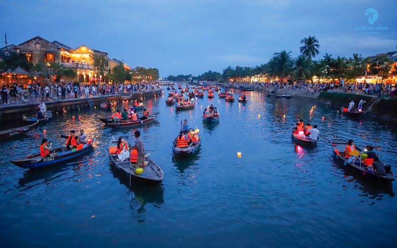 Lễ hội hoa đăng ở Hội An thu hút nhiều du khách đến trải nghiệm