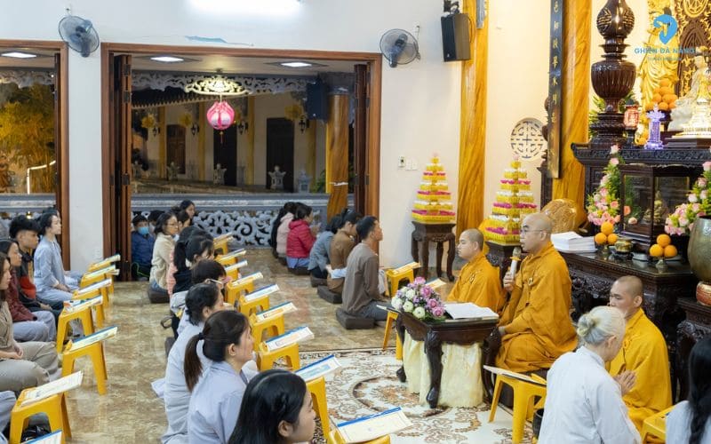 Tham gia lễ Phật và thiền tịnh tại chùa Bát Nhã