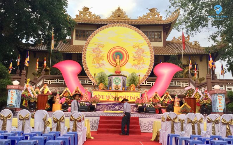 Khu chánh điện với điểm nhấn kiến trúc uy nghiêm của chùa Hòa Xuân Đà Nẵng