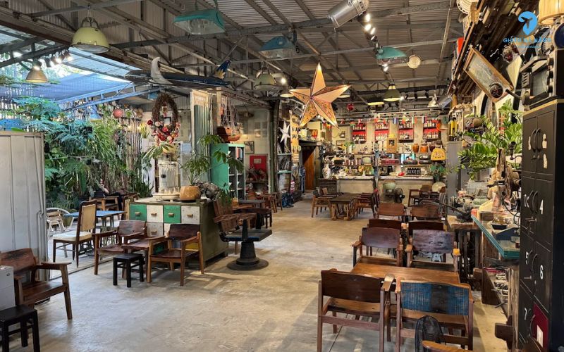 Không gian quán Nối - The Cabin như một thước phim thời bao cấp
