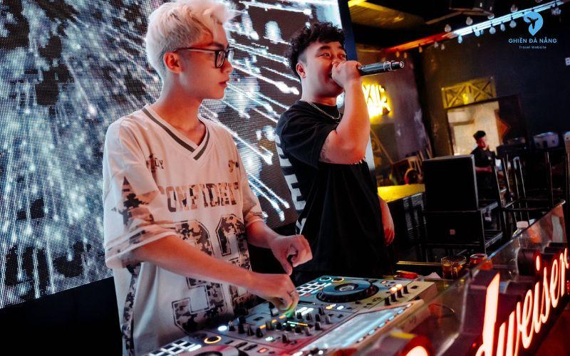 DJ tại Toxic Quán
