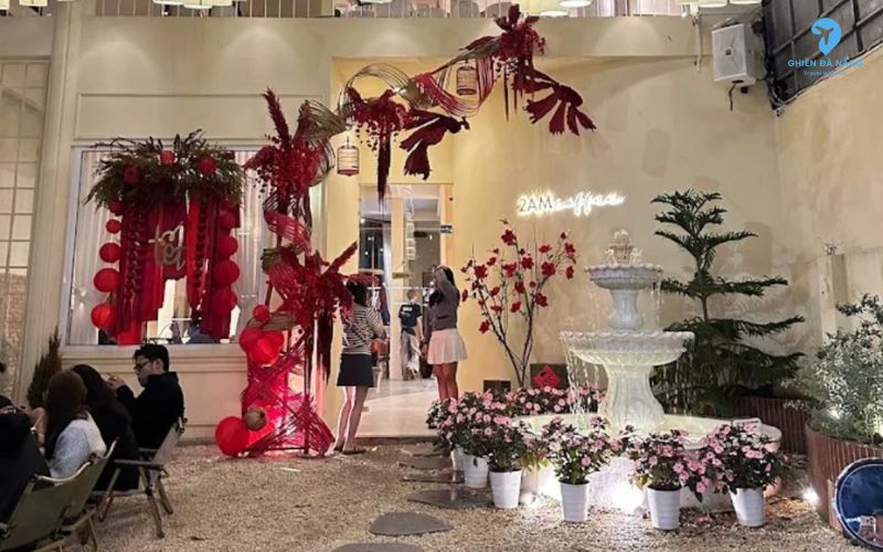 Không gian yên tĩnh với thiết kế trắng tinh khôi của 2AM Coffee
