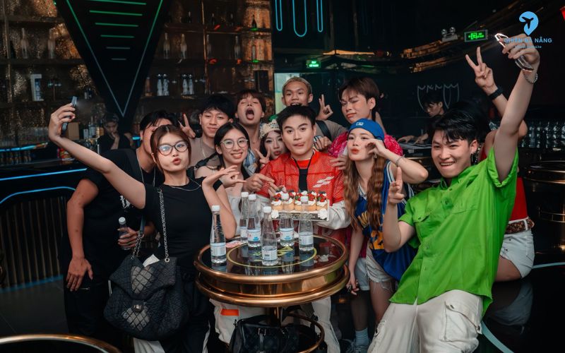 Đồ uống phong phú, phục vụ chuyên nghiệp tại ADM Club Đà Nẵng