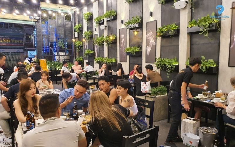 Cách phục vụ của nhân viên tại Bia Tô Lão Đại Đà Nẵng