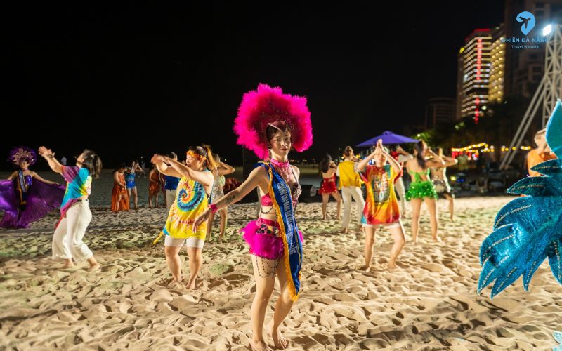 Âm nhạc sống động, không khí náo nhiệt về đêm tại Paradise beach Da Nang