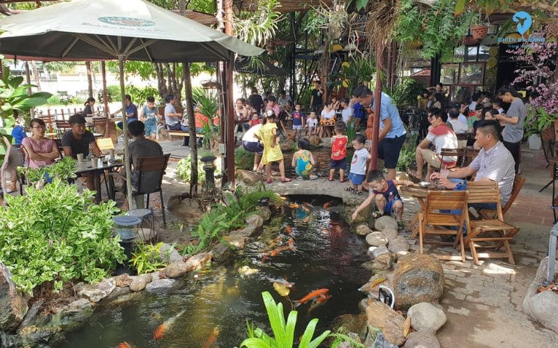 Không gian sân vườn mát mẻ tại VOỌC Souvenir Coffee