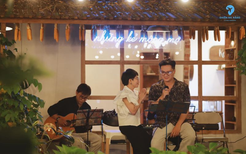 Dreamer Coffee tổ chức đêm nhạc acoustic vào mỗi tối thứ 4, thứ 6 và thứ 7