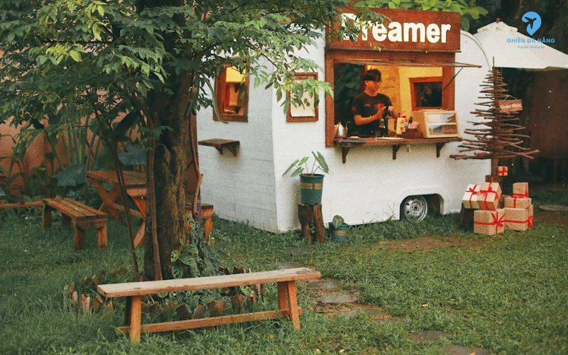 Phong cách phục vụ của nhân viên tại Dreamer Coffee