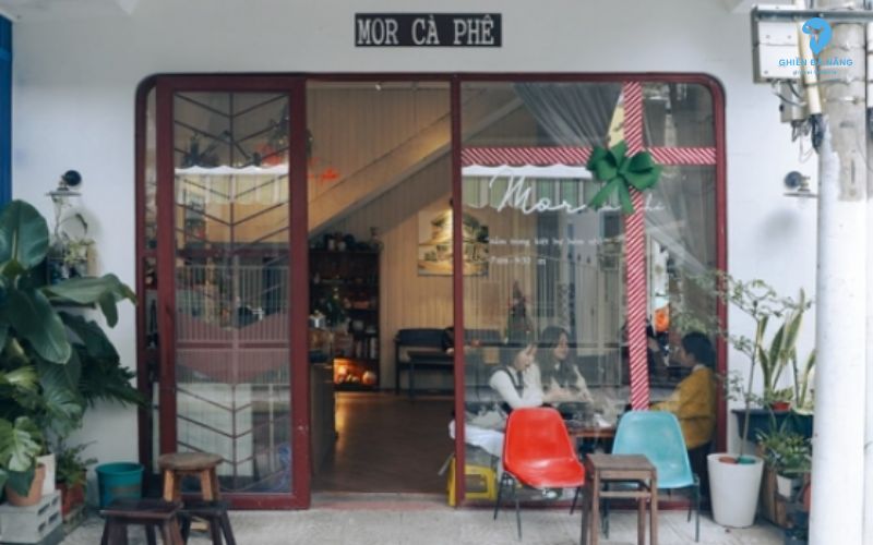 Không gian bên ngoài quán Mor Cà Phê Đà Nẵng