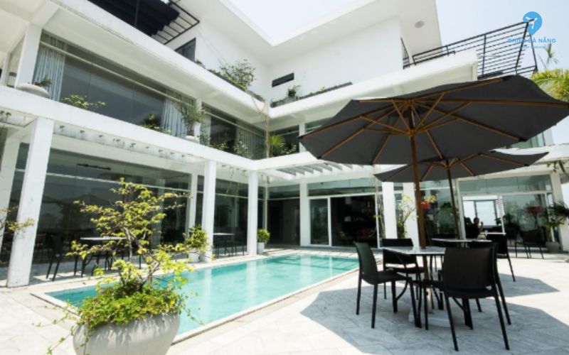 Danang Boutique được thiết kế theo phong cách tối giản nhưng vẫn rất thanh lịch