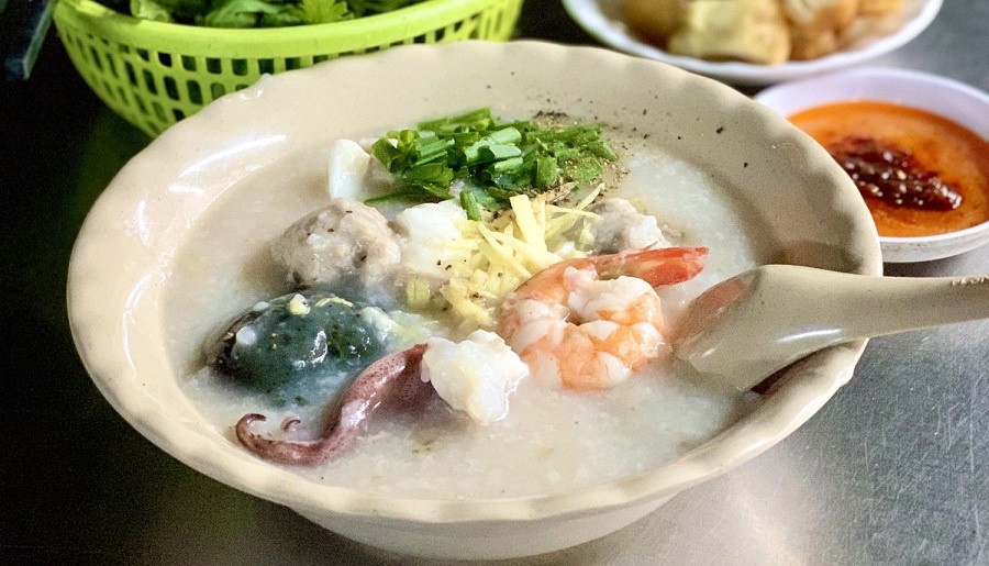 Quán cháo Đà Nẵng topping đầy đủ