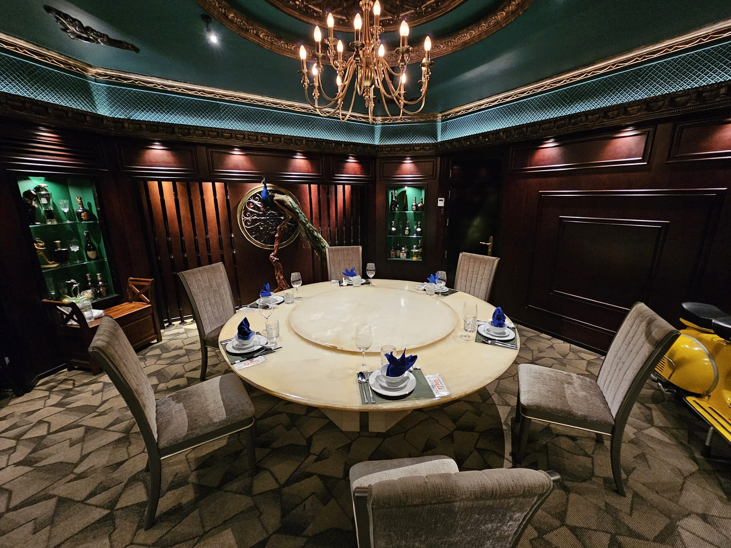 Phòng VIP sang trọng tại Nhà hàng Làng Cá