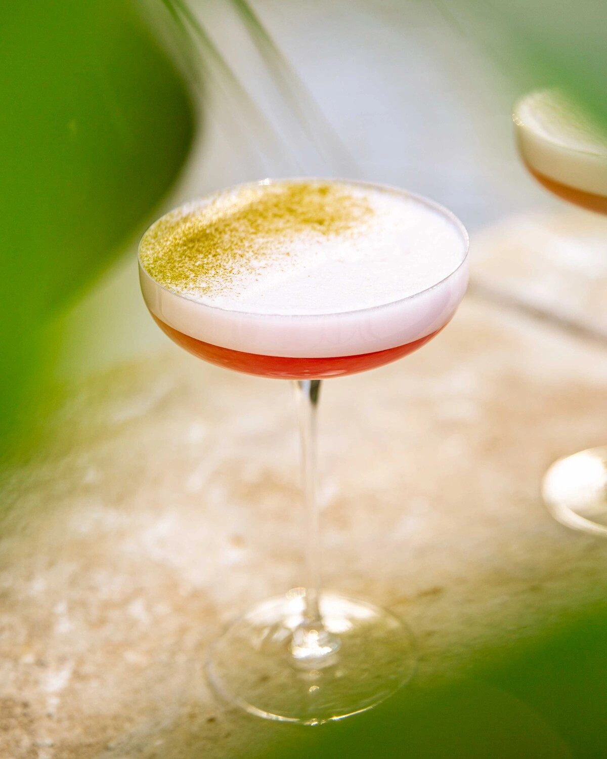 Một ly cocktail đặc trưng sang trọng với lớp bọt mỏng, một sáng tạo mixology từ Bar Pic Valence.