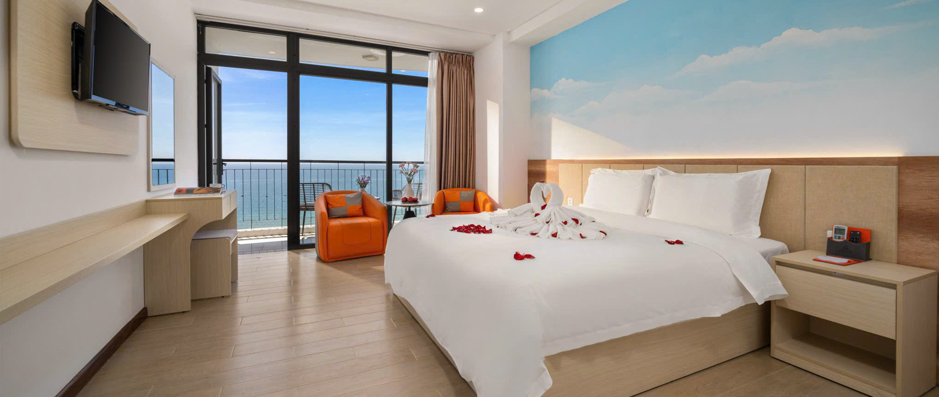 Cận cảnh khách sạn Lunar Hotel Da Nang nhìn từ bãi biển