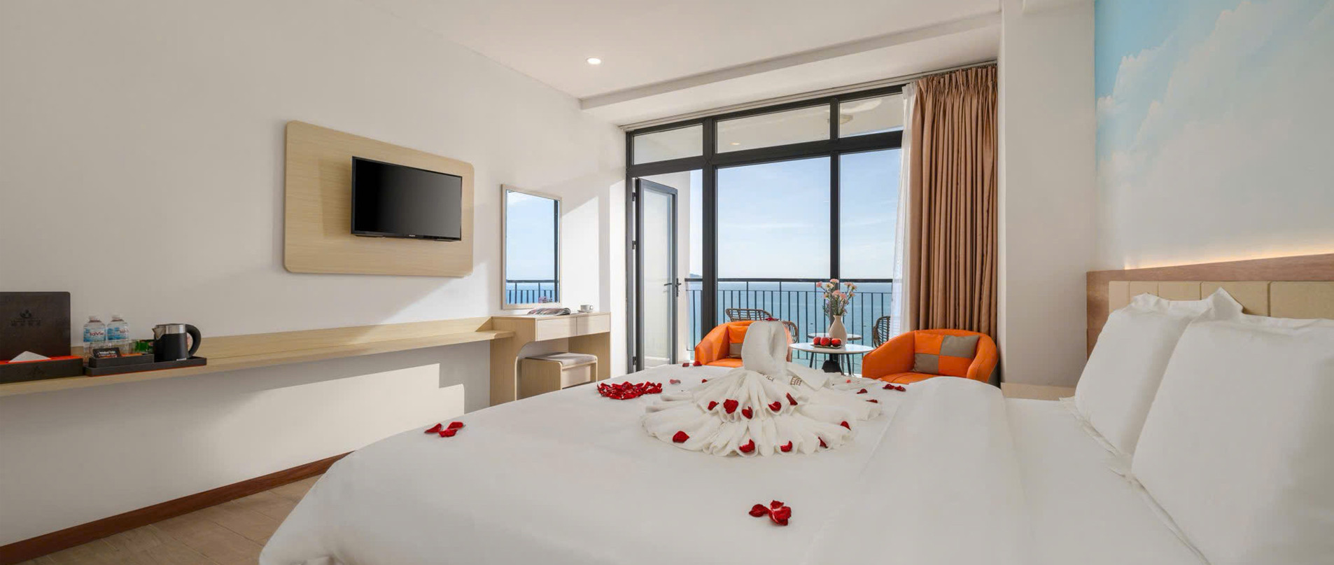 Cận cảnh khách sạn Lunar Hotel Da Nang với tầm nhìn ra biển