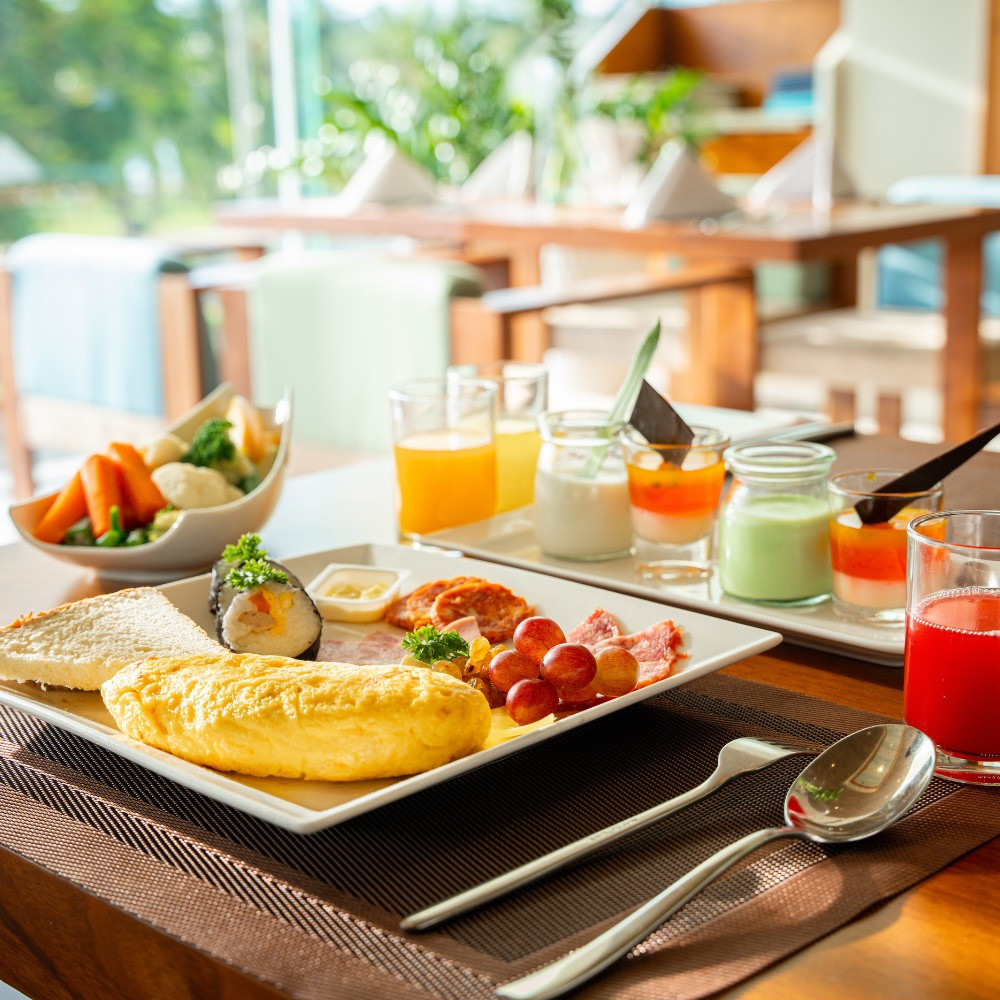 Bữa sáng tại DELI Bistro nhìn ra biển
