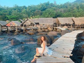 Ngồi trên bãi đá thưởng thức phong cảnh
