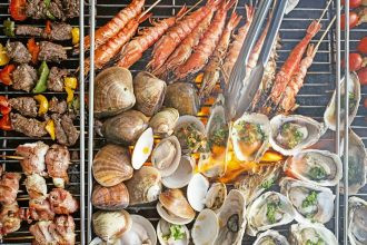 Thưởng thức hải sản nướng tươi ngon trên bờ biển