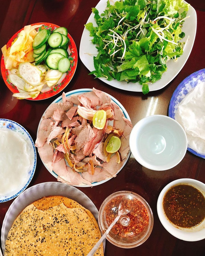 Thịt bê thui Cầu Mống được bày biện đẹp mắt cùng rau sống và bánh tráng
