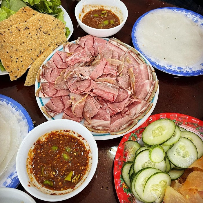 Thực khách thưởng thức bê thui Cầu Mống tại quán Mười