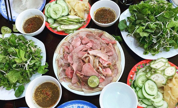Không gian quán Lý sạch sẽ, phục vụ chuyên nghiệp