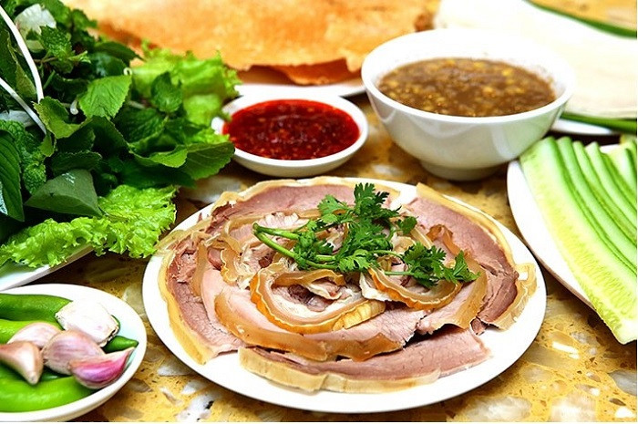 Quán Kim Chi với sự đa dạng rau sống và nước chấm đặc biệt