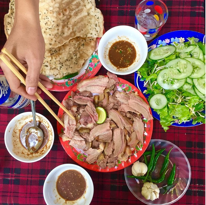 Thịt bê thui tại quán Lão Hạc được thái lát mỏng và đều