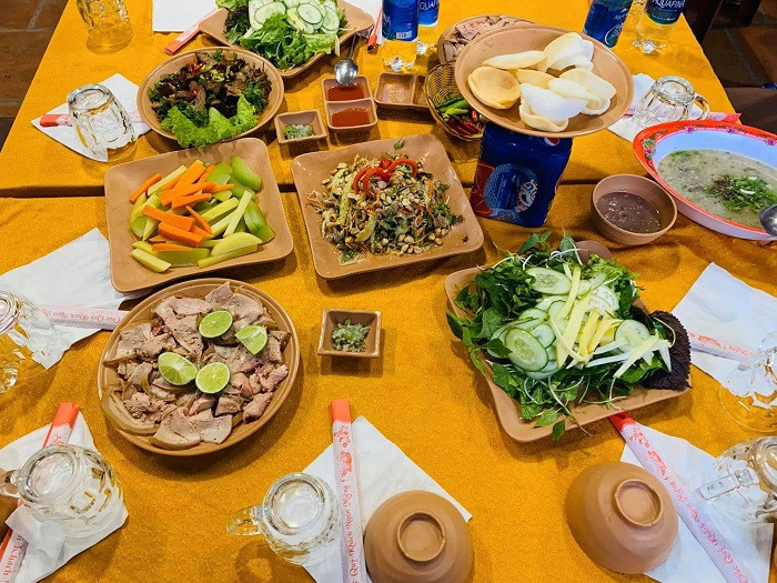 Bê thui Cầu Mống Thanh Hải với nước chấm đậm đà