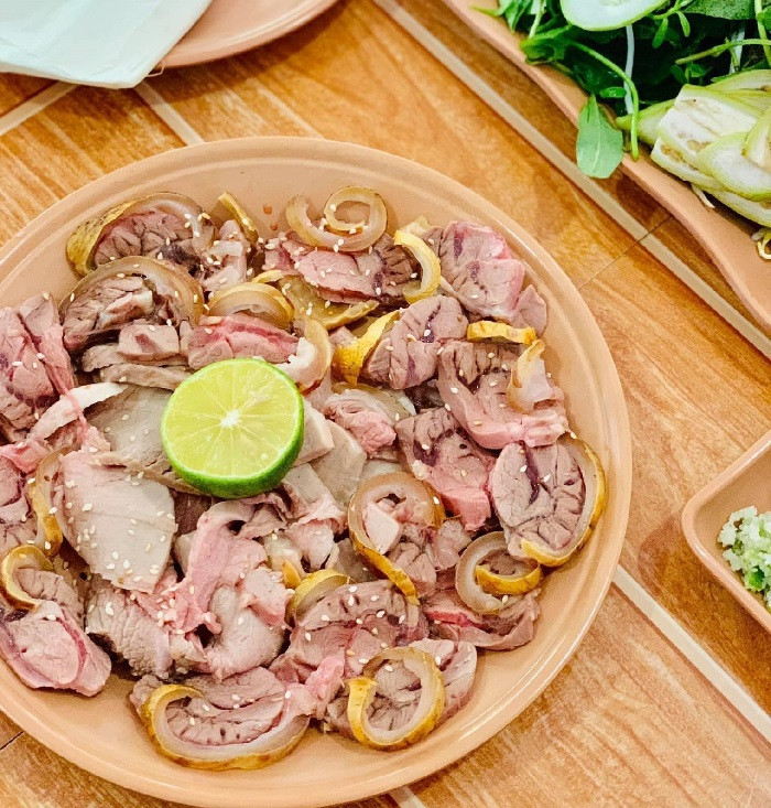 Món bê thui Cầu Mống tại quán Cường Thịnh