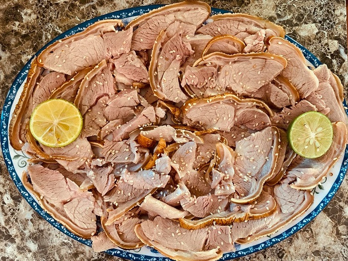 Nước chấm mắm nêm đặc trưng tại quán Thương