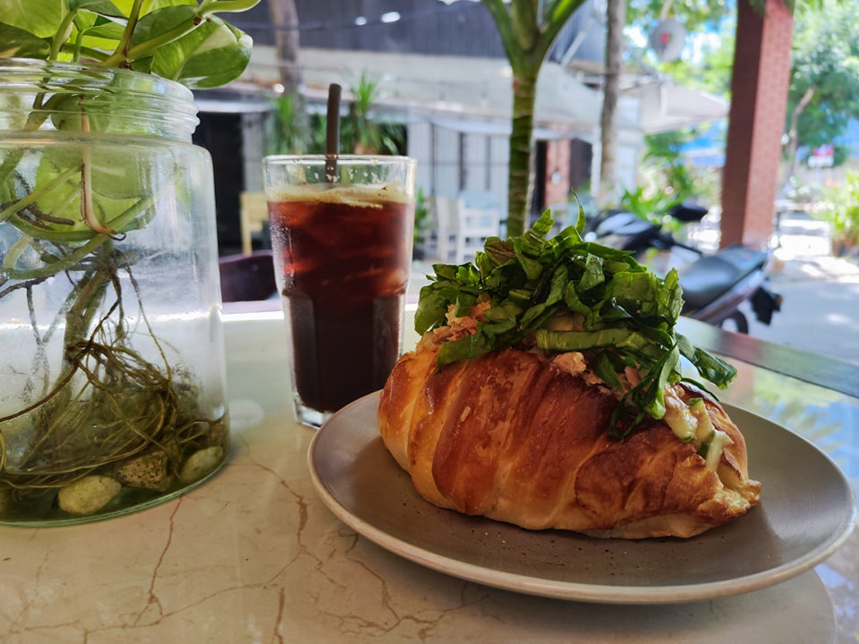 Bro's Kafe với cây xanh và ánh sáng tự nhiên
