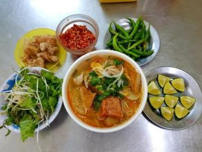 Tô bún chả cá Hoàng Văn Thụ với điểm nhấn là tóp mỡ giòn tan