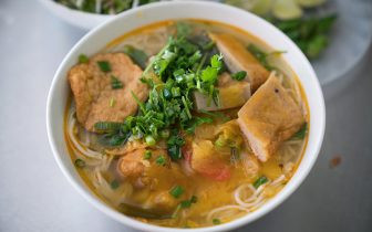 Bún chả cá Bà Hoa với mức giá bình dân nhưng tô đầy đặn