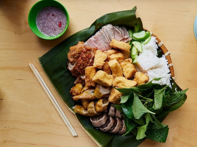 Mẹt bún đậu đầy đặn tại quán Nhà Cuội
