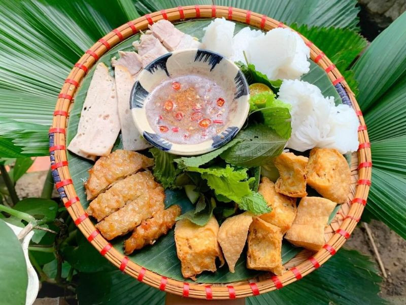 Bát bún đậu mắm tôm hấp dẫn tại quán Năm Hiền