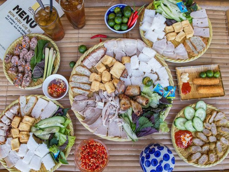 Mẹt bún đậu mắm tôm hấp dẫn tại quán Gia Di