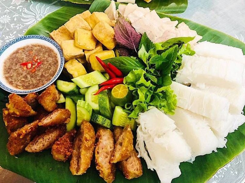 Mẹt bún đậu đầy đặn tại quán Cô Ba
