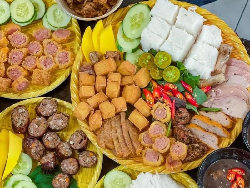 Mẹt bún đậu với nhiều loại topping tại Quán Xưa