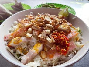 Tô bún mắm nêm đầy ắp topping hấp dẫn