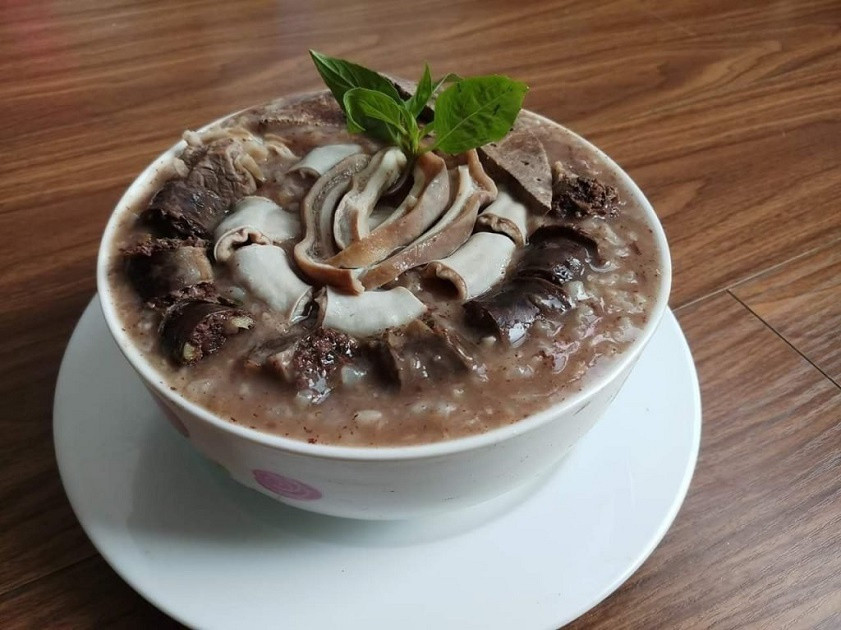 Bát cháo lòng đầy ắp topping sẽ khiến bạn mê mẩn khi thưởng thức