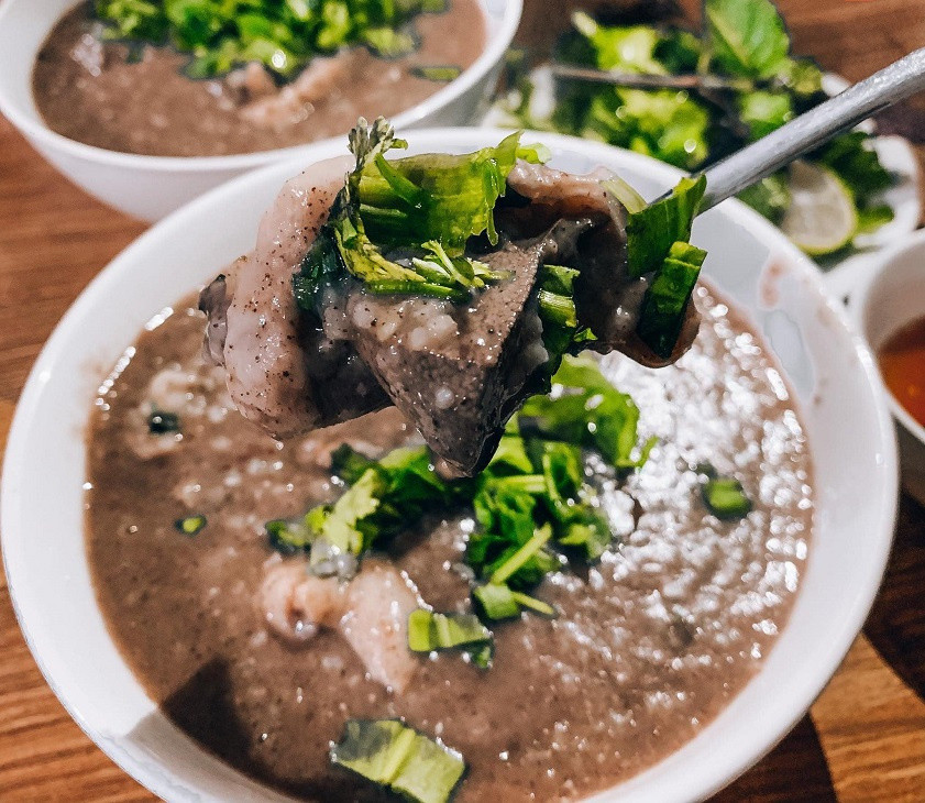 Cháo lòng có màu nâu sẫm đặc trưng