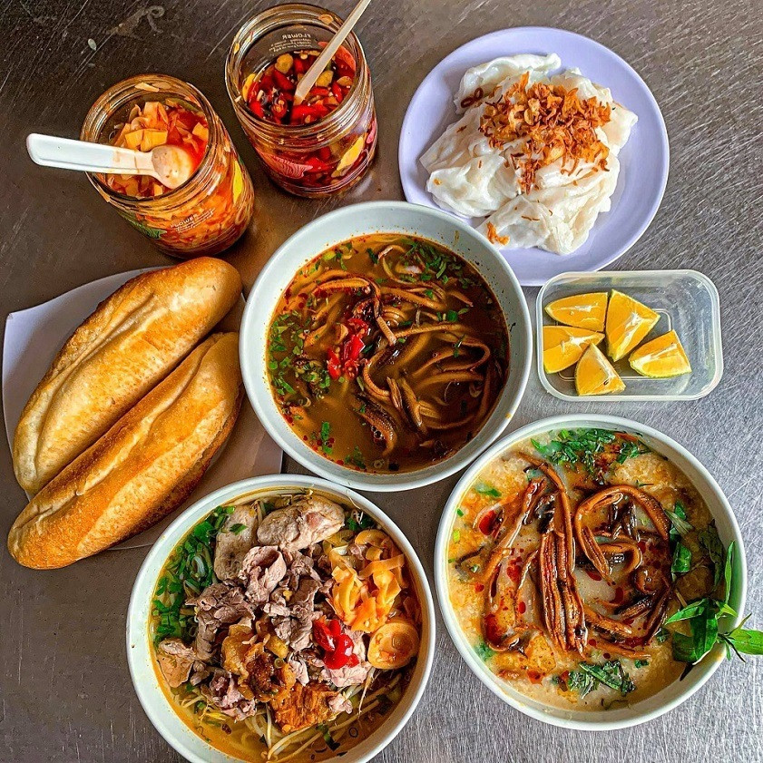 Quán Dung có nhiều món cháo, súp, miến, bánh ướt đa dạng phục vụ thực khách