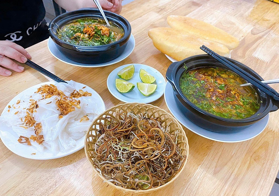 Quán phục vụ các món lươn kèm với bánh ướt hoặc bánh mỳ ăn kèm với mức giá từ 25.000 - 60.000 VNĐ