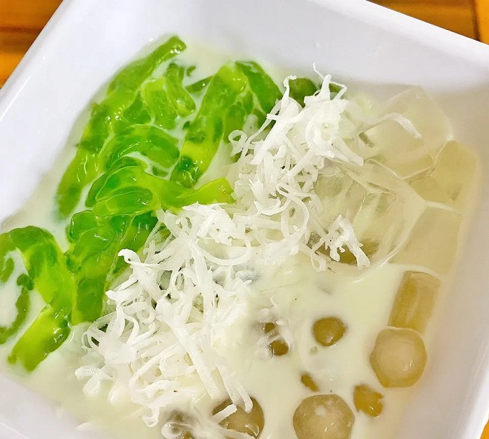 Chè Thái và nhiều món ăn vặt khác tại Chợ Cồn