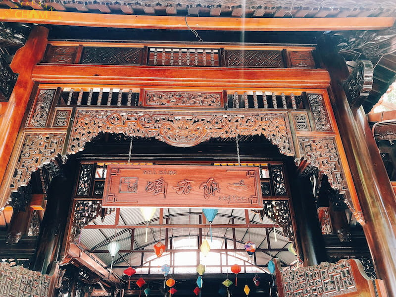 Cổng vào khắc full gỗ tại Bến Đò Xưa