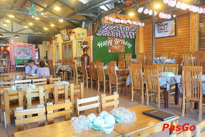 Cảnh sát phong tỏa và khám nghiệm khu vực phát hiện thi thể nạn nhân