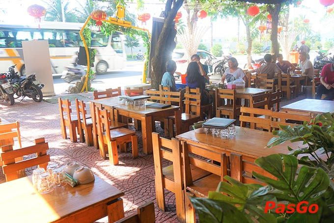 Cảnh sát phong tỏa và khám nghiệm khu vực phát hiện thi thể nạn nhân