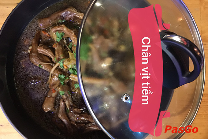 Cảnh sát phong tỏa và khám nghiệm khu vực phát hiện thi thể nạn nhân