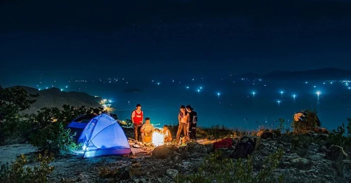 Hoạt động cắm trại tại Ghềnh Bàng